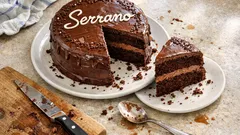 Τούρτα Σεράνο βήμα-βήμα: αφράτο παντεσπάνι και βελούδινη κρέμα σοκολάτας