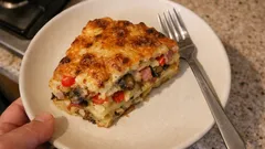 Πατατόπιτα χωρίς φύλλο στο φούρνο: κρεμώδης, χορταστική και κόβεται τέλεια