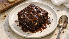 Αφράτη μπανανόπιτα με σοκολάτα – το ζεστό σιρόπι που την κρατά ζουμερή