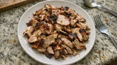 Ζουμερός γύρος κοτόπουλο στο σπίτι: ρολό στον φούρνο που κόβεται σε λεπτές φέτες