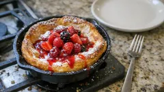 Dutch baby στο τηγάνι: αφράτο pancake φούρνου με γρήγορο κουλί φράουλας