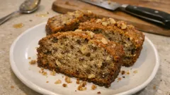 Ζουμερό banana bread με γιαούρτι και καρύδια: αφράτο, κόβεται τέλεια και κρατάει μέρες