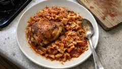 Κοτόπουλο με χυλοπίτες στο φούρνο: ζουμερό με δεμένη σάλτσα ντομάτας