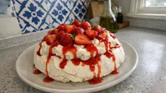 Πάβλοβα με φράουλες: τραγανή μαρέγκα, αφράτη σαντιγί και σάλτσα που δένει σωστά