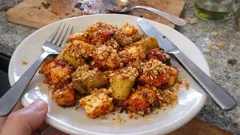 Πρασοσελινόριζα στο φούρνο με τραγανή κρούστα: πρώτα «μελώνει» στην κατσαρόλα, μετά ροδίζει