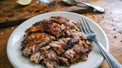 Αρνί στη σούβλα βήμα-βήμα: ζουμερό μέσα, τραγανό έξω με αλατοπίπερο