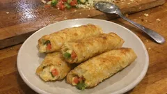 Καλοκαιρινά μπουρεκάκια φούρνου με ντομάτα, πιπεριά και τυριά — ζύμη στο λεπτό