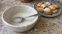 Γλάσο λεμονιού με άχνη σε 5 λεπτά: λείο, λευκό και γυαλιστερό για κέικ & μπισκότα