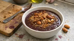 Μουσταλευριά βελούδινη χωρίς κόμπους: το κόλπο με σύρμα και «βροχή» αλευριού