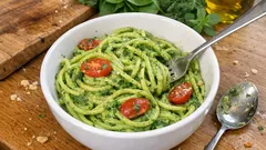 Μακαρόνια με σπανάκι: κρεμώδης πράσινη σάλτσα που δένει τέλεια