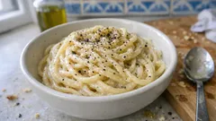 Cacio e pepe όπως πρέπει: κρεμώδη σάλτσα χωρίς κρέμα, με νερό ζυμαρικών