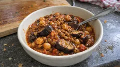 Ρεβύθια και φακές με μελιτζάνες στη γάστρα – μελωμένα, σαν λαδερό φούρνου