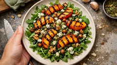 Σαλάτα με ψητά ροδάκινα, ρόκα και μπλε τυρί – με ντρέσινγκ βαλσαμικού που δένει τέλεια