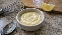 Κρεμώδης σως γιαουρτιού με Dijon και μέλι — έτοιμη σε 5 λεπτά, χωρίς μαγείρεμα