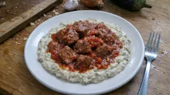 Χουνκιάρ μπεγιεντί στο σπίτι: μοσχαράκι κοκκινιστό πάνω σε βελούδινο πουρέ μελιτζάνας