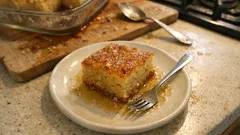 Γιαουρτίνη Πελοποννήσου στο ταψί: αφράτη, σιροπιαστή και χωρίς βούτυρο