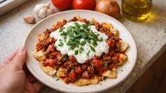 Κεϊμά γιαουρτλού στο ταψί: τραγανές πίτες, κιμάς και δροσερό γιαούρτι