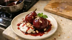 Αχλάδια ποσέ σε κόκκινο κρασί: εύκολο επιδόρπιο με μεταξένιο σιρόπι