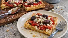 Τραγανή τάρτα σφολιάτας με πιπεριές Φλωρίνης και φέτα – το κόλπο για να μη νοτίσει