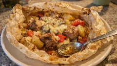 Γκιούλμπασι στη λαδόκολλα: ζουμερό χοιρινό φούρνου με πατάτες και κεφαλογραβιέρα