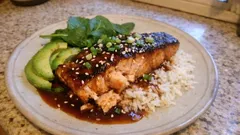 Σολομός τεριγιάκι στο τηγάνι με ρύζι — γυαλιστερή σάλτσα που δένει μόνη της