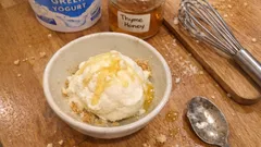 Παγωτό γιαούρτι με μέλι: σπιτικό frozen yogurt με 3 υλικά, χωρίς παγωτομηχανή