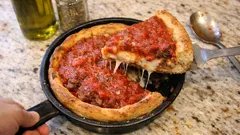 Pizza Chicago (deep dish) στο σπίτι: τραγανή ζύμη, πλούσια γέμιση και σάλτσα από πάνω