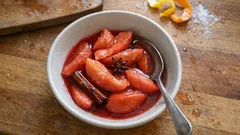 Κυδώνια στο φούρνο με γλυκό κρασί και εσπεριδοειδή – μαλακώνουν και δένουν σε σιρόπι