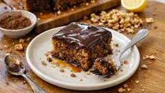 Καρυδόπιτα με σοκολάτα και γκανάς: αφράτη, σωστά σιροπιασμένη, από την πρώτη φορά