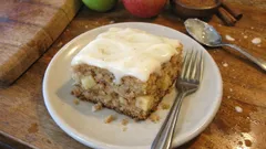 Μηλόπιτα ταψιού με «νερά» κανέλας και κρέμα τυριού – βγαίνει αφράτη κάθε φορά