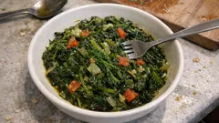 Τσιγαριαστά χόρτα με ντομάτα και ελαιόλαδο – ζουμερά, όπως τα φτιάχνουμε στο σπίτι