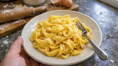 Φρέσκα ζυμαρικά με αυγό στο σπίτι: ζύμη που ανοίγει εύκολα και βράζει σε 3 λεπτά