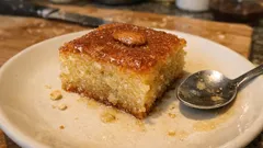 Νηστίσιμο σάμαλι ταψιού με σιμιγδάλι – ζουμερό και σωστά σιροπιασμένο