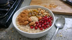 Βαρβάρα (ασουρέ) με σιτάρι: βελούδινη κρέμα με ρόδι και ξηρούς καρπούς