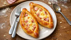 Σπιτικό πεϊνιρλί με κασέρι και ζαμπόν – αφράτη ζύμη και σωστό ψήσιμο στο καυτό ταψί