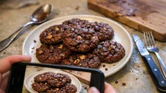 Brownie cookies με φουντούκι και σταγόνες σοκολάτας—τραγανά έξω, μαλακά μέσα