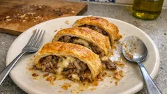 Κρεατόπιτα ρολό με σφολιάτα: πώς να αξιοποιήσετε το πασχαλινό αρνί που έμεινε