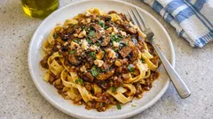 Ραγού μανιταριών για ταλιατέλες: πλούσια σάλτσα που δένει σωστά, χωρίς κρέας