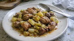 Πρασοτηγανιά με χοιρινό και λεμόνι: ζουμερή στο τηγάνι, με λίγα υλικά