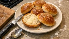 Αφράτα ψωμάκια για σάντουιτς με σουσάμι – τραγανά απ’ έξω, βελούδινα μέσα