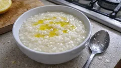 Λαπάς με ρύζι γλασέ: χυλωμένος, ήπιος και ζεστός, με λεμόνι και ελαιόλαδο