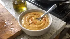 Σως μουστάρδας με μέλι και γιαούρτι – έτοιμη σε 5 λεπτά για κοτόπουλο ή σαλάτα