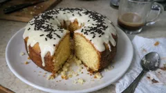 Αφράτη βασιλόπιτα-κέικ με γλάσο λευκής σοκολάτας: βγαίνει σταθερά και κόβεται τέλεια