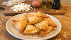 Τραγανά τυροπιτάκια με φύλλο κρούστας – κρεμώδη γέμιση και ψήσιμο σε 25 λεπτά