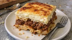 Τρεμουλιαστό παστίτσιο στο ταψί: ζουμερός κιμάς και εύκολη μπεσαμέλ που δένει