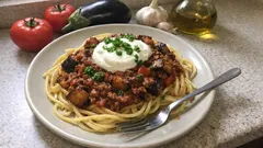 Μακαρόνια με κιμά, μελιτζάνα και γιαούρτι: η μακαρονάδα που γίνεται πιο «γεμάτη»