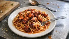 Μακαρόνια με χταπόδι κοκκινιστό – πώς δένει τέλεια η σάλτσα με το σπαγγέτι