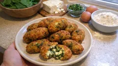 Κροκέτες με σπανάκι και τυριά: τραγανές απ’ έξω, αφράτες μέσα, στο τηγάνι