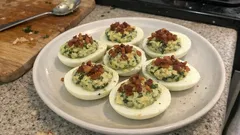 Αυγά γεμιστά με μαγιονέζα, τραγανό μπέικον και σπανάκι – ιδανικά για μπουφέ και γιορτές