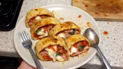 Σικελιάνα πίτσα scaccia: τραγανό ρολό με ντομάτα, μοτσαρέλα και ζαμπόν